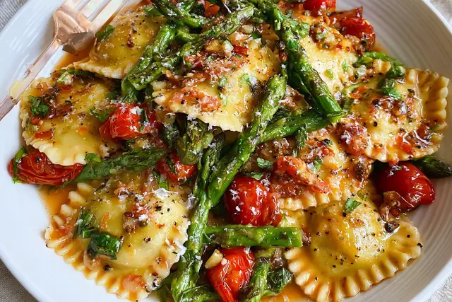 Delicious Ravioli with Tomatoes, Asparagus, Garlic & Herbs Recipe 2 Ravioli with Tomatoes, Asparagus, Garlic and Herbs