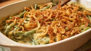 Green beans with mushroom sauce and onions