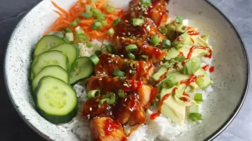 Healthy salmon rice bowls