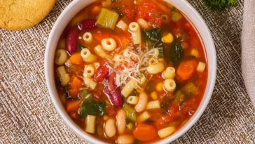 Delicious Crockpot Minestrone Soup in a Bowl