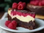 Himbeer-Brownie-Cheesecake Slices on a Plate