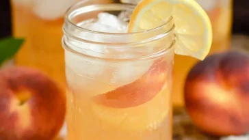Delicious Peach Lemonade in a Glass with Fresh Peaches