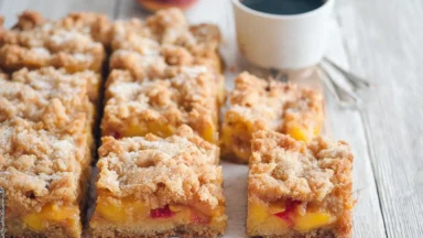 Mouthwatering Peaches and Cream Crumble Bars