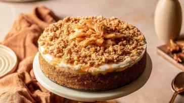 Apple Crumble Cheesecake: A Slice of Heaven