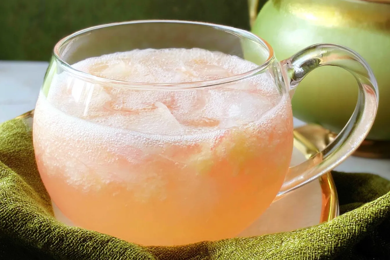 Grandma’s Peach Punch: A Delightful Summer Treat 3 Grandma’s Peach Punch in a Glass with Fresh Peaches