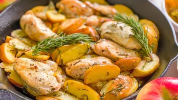 Sautéed Chicken and Apples with Rosemary - Delicious Recipe