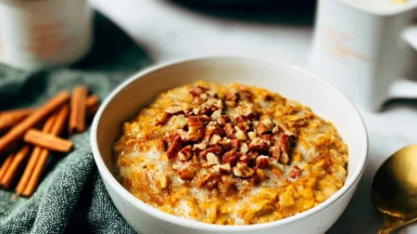 Delicious Slow Cooker Pumpkin Pie Oatmeal in a Bowl