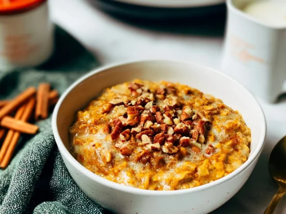 Delicious Slow Cooker Pumpkin Pie Oatmeal in a Bowl