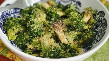 Air Fryer Garlic Parmesan Broccoli in a Bowl