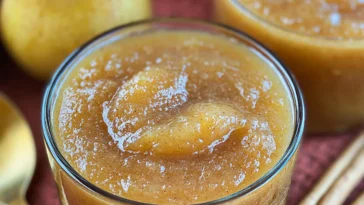 Delicious Slow Cooker Pear Applesauce in a Bowl
